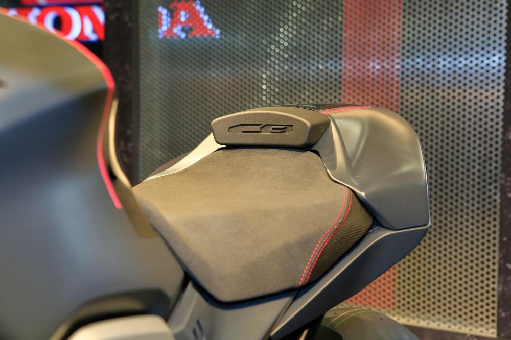 Thiết kế yên 2 tầng với ốp đuôi chuẩn Cafe Racer trên bản Concept