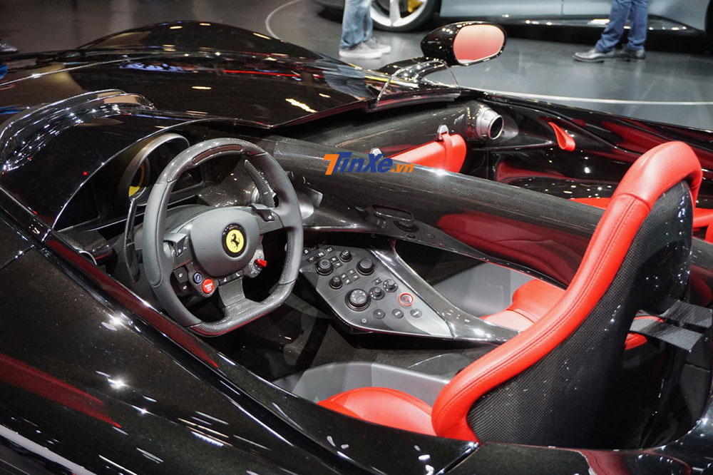 Ferrari Monza SP2 với nội thất 2 chỗ ngồi