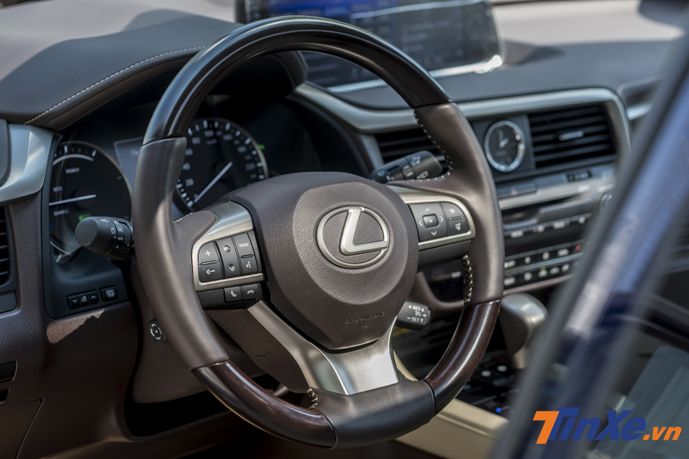 Vô-lăng ba chấu được bọc da và ốp gỗ tạo cảm giác lịch sự cho Lexus RX450h. Vô-lăng ba chấu được bọc da và ốp gỗ tạo cảm giác lịch sự cho Lexus RX450h.