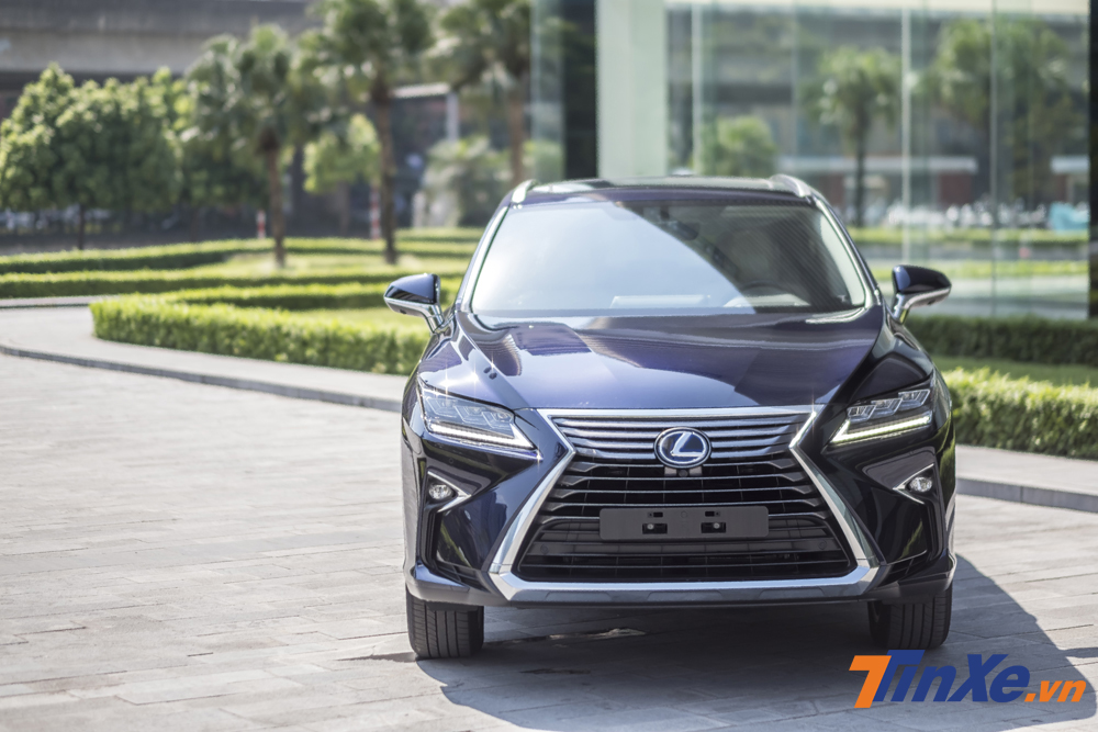 Lưới tản nhiệt hình con suốt được mạ crome nổi bật. Lưới tản nhiệt hình con suốt được mạ crome nổi bật.