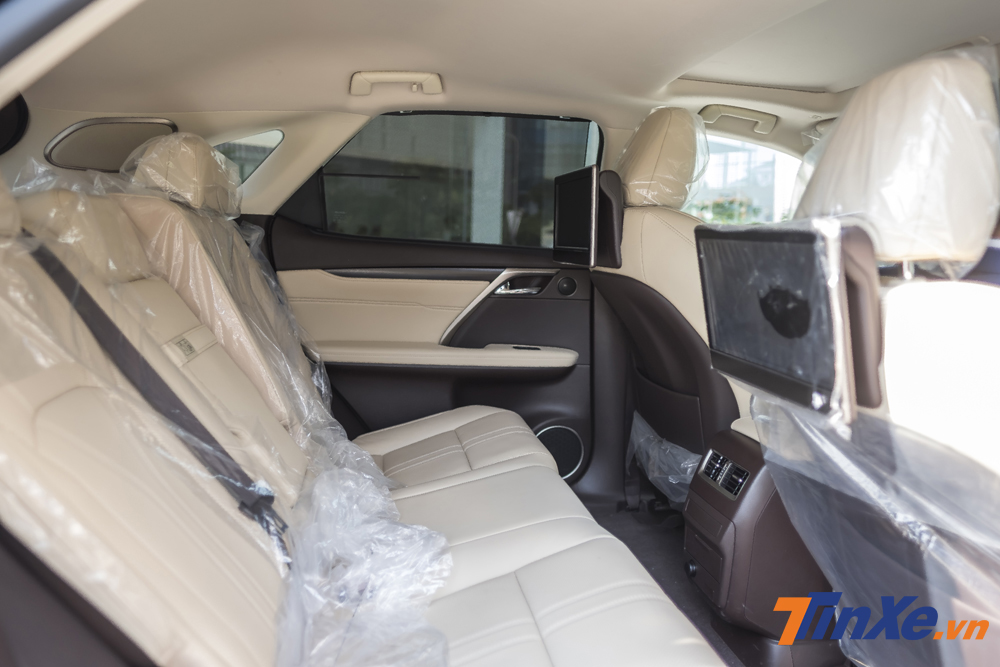 Hàng ghế thứ 2 trên Lexus RX450h khá rộng rãi. Hàng ghế thứ 2 trên Lexus RX450h khá rộng rãi.