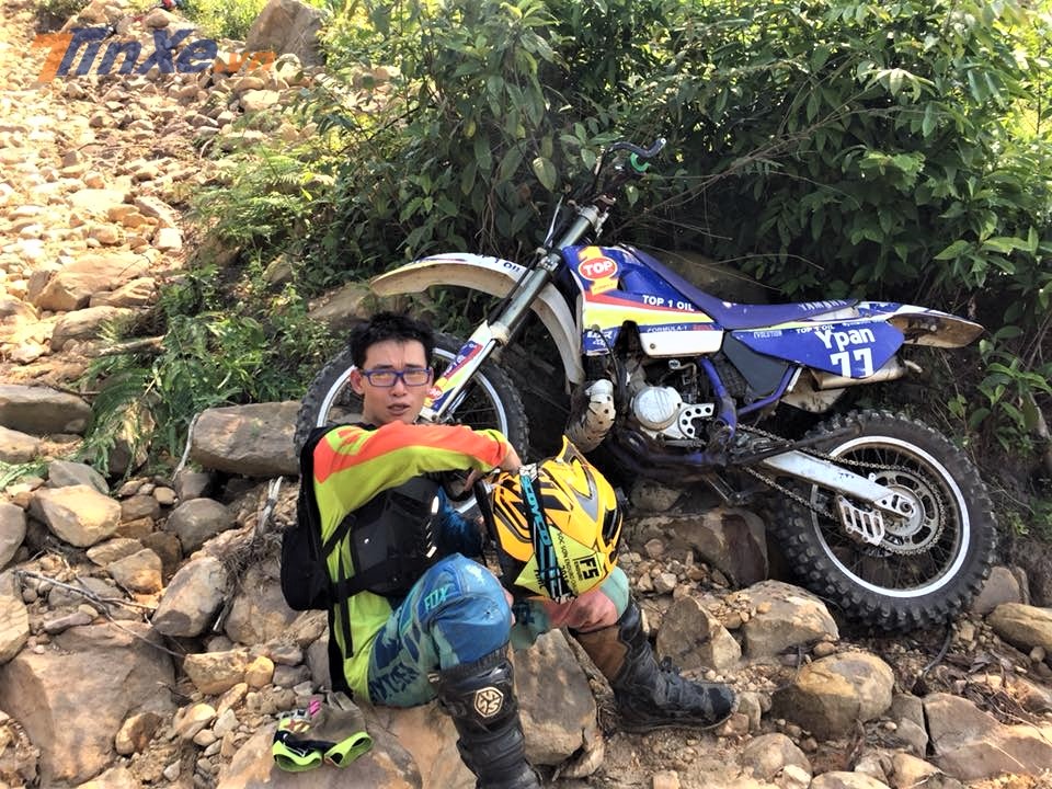 Một vận động viên do đã hết pin nên tìm bóng râm nghỉ ngơi cách đỉnh Check point khoảng 500m Một vận động viên do đã hết pin nên tìm bóng râm nghỉ ngơi cách đỉnh Check point khoảng 500m