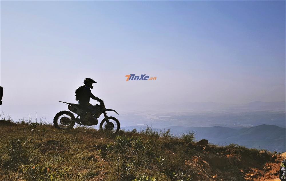 Quang cảnh trên đỉnh dù bay, đây là điểm mà các vận động viên sẽ được điểm danh và tiếp tục hành trình đổ ngược sang khu rừng kế bên để tiếp tục bài thi của mình Quang cảnh trên đỉnh dù bay, đây là điểm mà các vận động viên sẽ được điểm danh và tiếp tục hành trình đổ ngược sang khu rừng kế bên để tiếp tục bài thi của mình