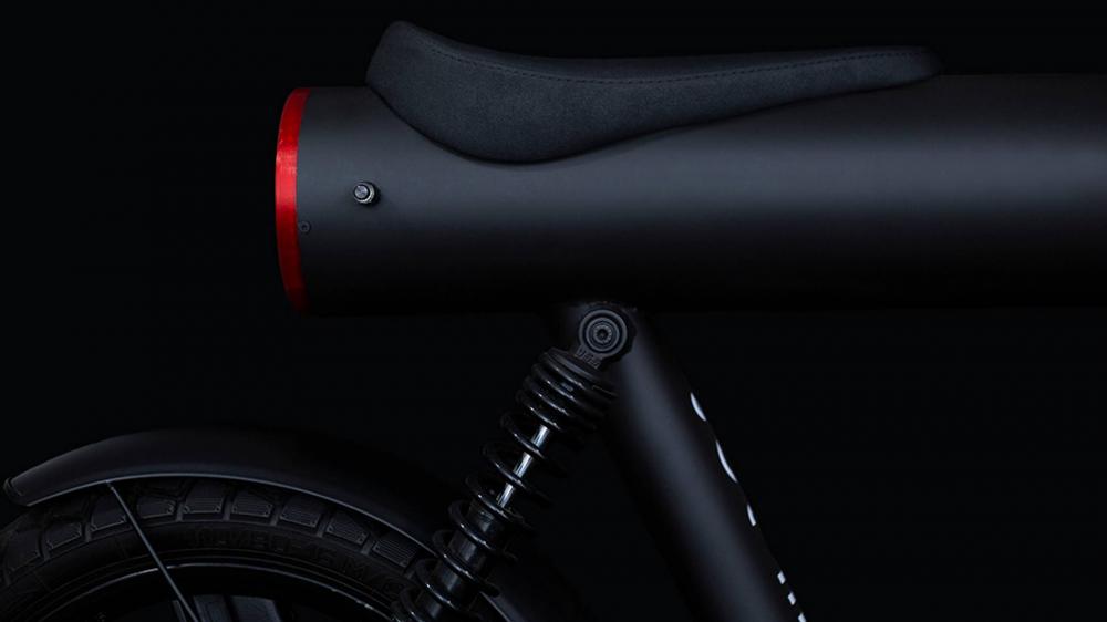 Yên xe bố trên ngay trên ống phóng tên lửa