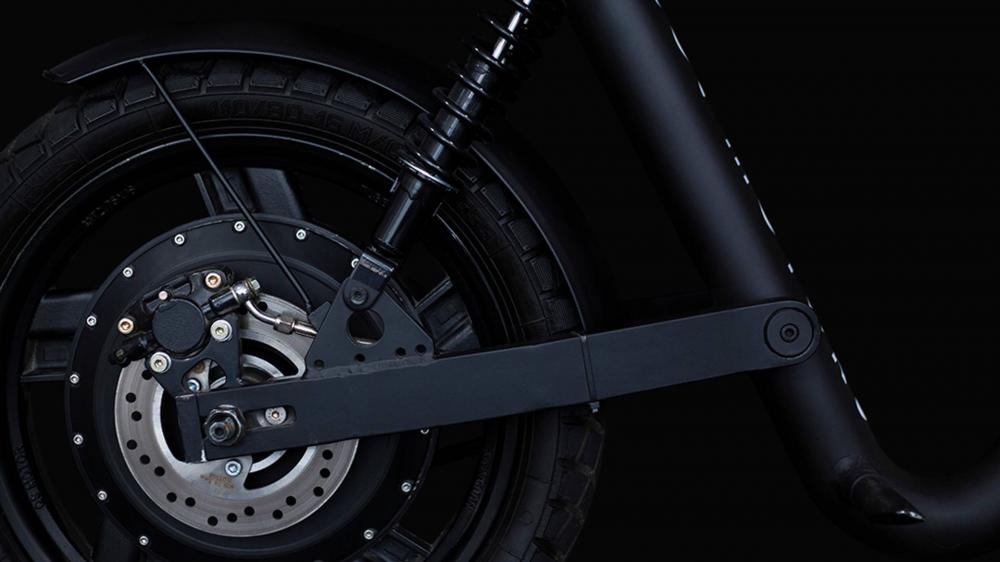 Xe sử dụng hệ thống treo như xe mô tô, đi kèm phanh đĩa thủy lực