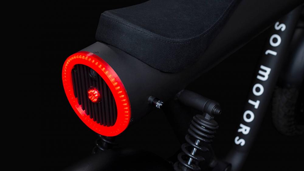 Đèn hậu mô phỏng đuôi tên lửa