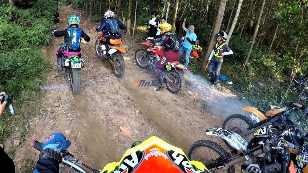 Sau khi hoàn tất các công tác chuẩn bị ban đầu, các vận động viên sẽ vào hàng, bắt đầu thi đấu theo hiệu lệnh của trọng tài và ban tổ chức. Sau khi hoàn tất các công tác chuẩn bị ban đầu, các vận động viên sẽ vào hàng, bắt đầu thi đấu theo hiệu lệnh của trọng tài và ban tổ chức.