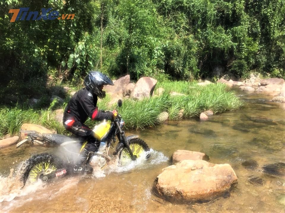 Tiếp tục cuộc đua sau những con dốc đá sẽ là những con suối nối tiếp nhau cùng những đoạn đường ven đồi khá hiểm trở. Từng độ khó của cung đường đã loại bỏ khá nhiều vận động viên Tiếp tục cuộc đua sau những con dốc đá sẽ là những con suối nối tiếp nhau cùng những đoạn đường ven đồi khá hiểm trở. Từng độ khó của cung đường đã loại bỏ khá nhiều vận động viên