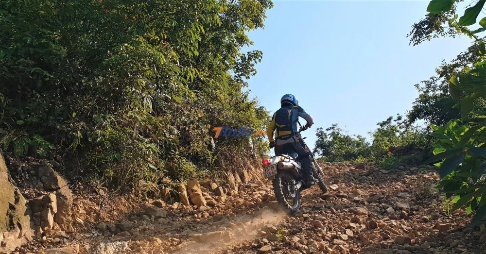 Đường bắt đầu vào những khúc đường xấu, đặc sản của khu vực diễn ra track là dốc đá khá hiểm trở Đường bắt đầu vào những khúc đường xấu, đặc sản của khu vực diễn ra track là dốc đá khá hiểm trở