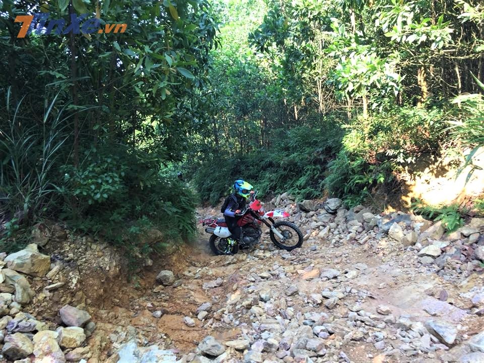 Do độ dốc cao, đất đá hỗn hợp nên khá nhiều xe đã bị trượt bánh xoay ngang dốc Do độ dốc cao, đất đá hỗn hợp nên khá nhiều xe đã bị trượt bánh xoay ngang dốc