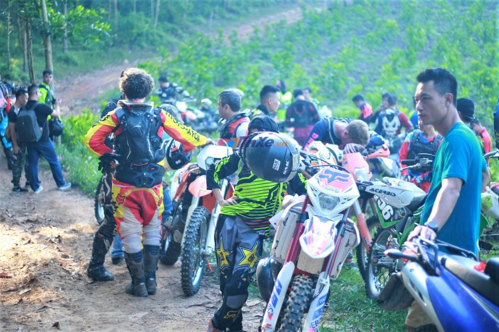 7:45' sáng, các vận động viên tập trung đông đủ tại khu vực vạch xuất phát để nghe phổ biến quy chế và bốc thăm số thứ tự thi đấu. 7:45' sáng, các vận động viên tập trung đông đủ tại khu vực vạch xuất phát để nghe phổ biến quy chế và bốc thăm số thứ tự thi đấu.