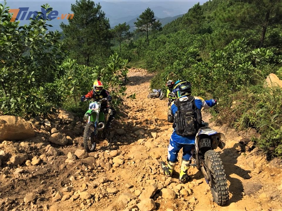 Những đoạn dốc đá khi đi lên đã khó, đi xuống còn khó hơn khiến các vận động viên trượt ngã và thậm chí phải xuống xe dắt bộ. Những đoạn dốc đá khi đi lên đã khó, đi xuống còn khó hơn khiến các vận động viên trượt ngã và thậm chí phải xuống xe dắt bộ.