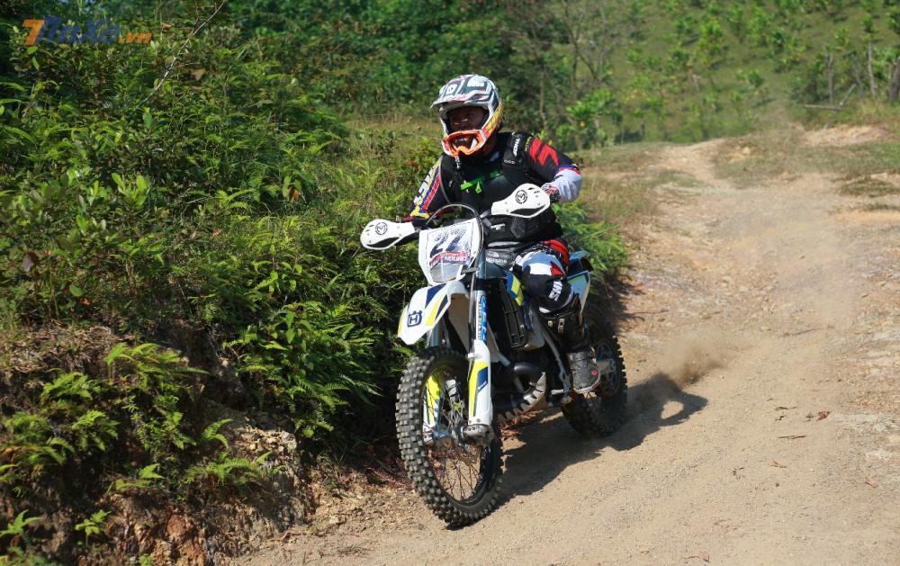 Các vận động viên với đầy đủ bộ đồ bảo hộ trên chiến mã của mình. Các vận động viên với đầy đủ bộ đồ bảo hộ trên chiến mã của mình.