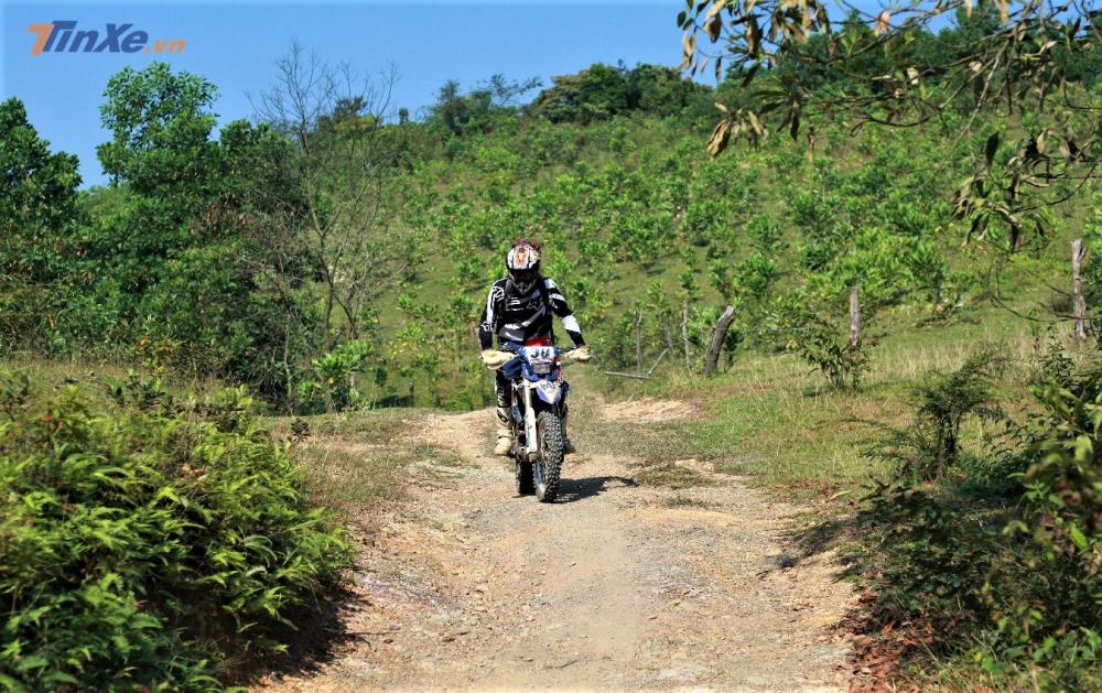 Trên một đoạn đường khá quang, các Supporter của cuộc thi đứng hướng dẫn, chỉ đường và chụp ảnh cho các vận động viên trong quá trình thi đấu Trên một đoạn đường khá quang, các Supporter của cuộc thi đứng hướng dẫn, chỉ đường và chụp ảnh cho các vận động viên trong quá trình thi đấu