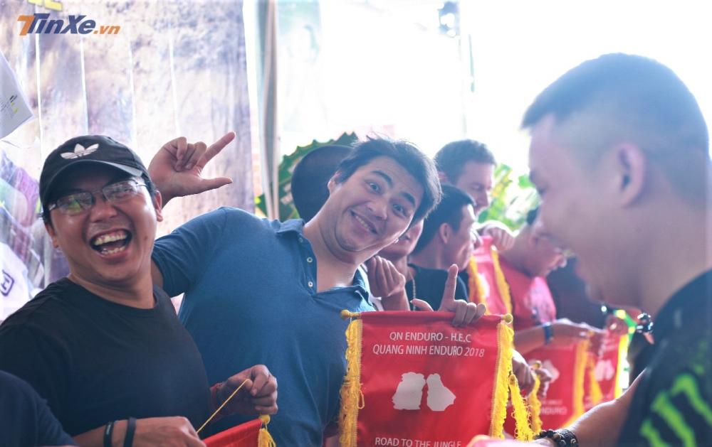 Kết thúc cuộc đua, chúng tôi tập trung tại khu vực nhà hàng ven biển khá thơ mộng để liên hoan, ăn uống và trao giải cho các vận động viên. Kết thúc cuộc đua, chúng tôi tập trung tại khu vực nhà hàng ven biển khá thơ mộng để liên hoan, ăn uống và trao giải cho các vận động viên.