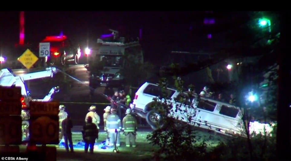 Chiếc limousine được đưa ra khỏi hiện trường vụ tai nạn