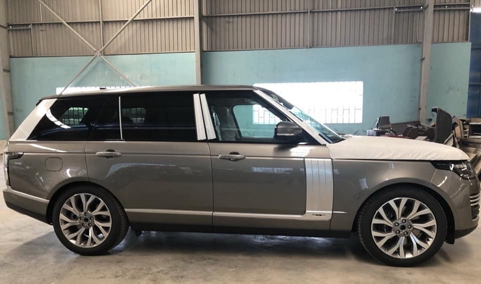 Xe sử dụng khối động cơ xăng V8, dung tích 5.0 lít SuperCharged mạnh mẽ