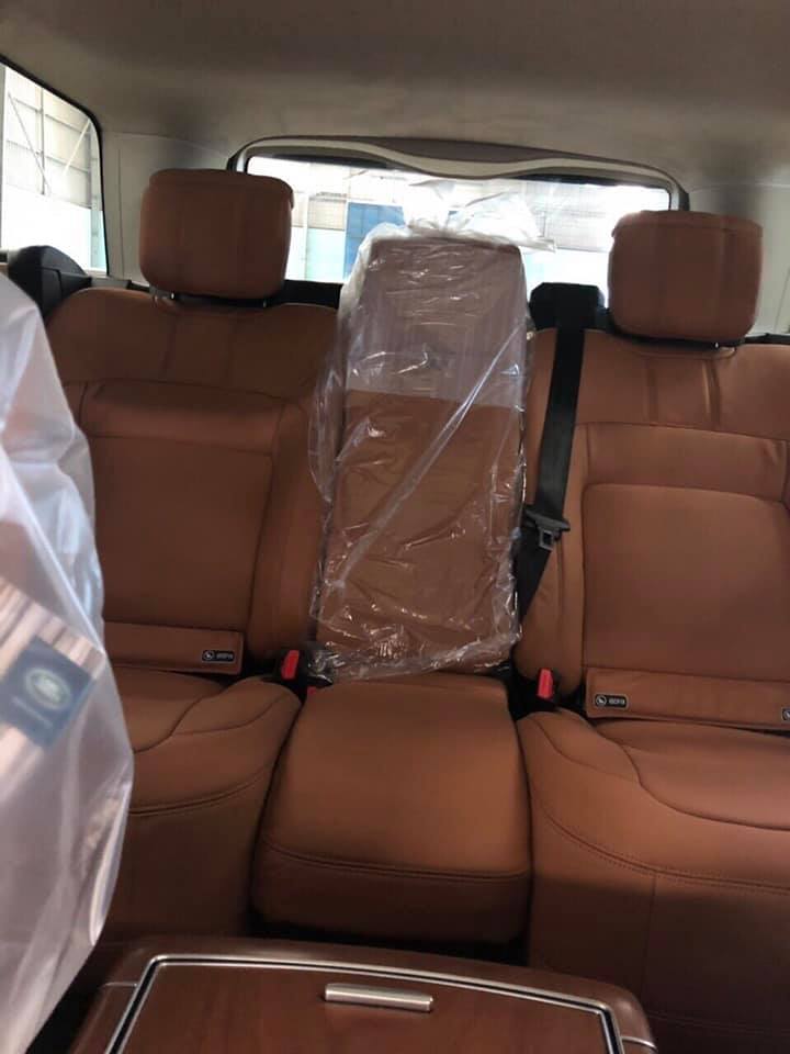 Do thuộc phiên bản trục cơ sở dài nên bên trong khoang lái chiếc SUV hạng sang khá rộng rãi với hàng ghế thứ 2 thêm 186 mm chiều dài để chân