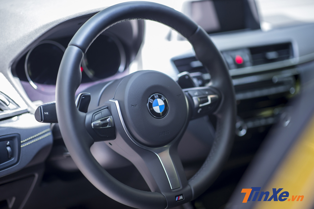 Vô-lăng ba chấu thể thao khá gọn gàng trên BMW X2.