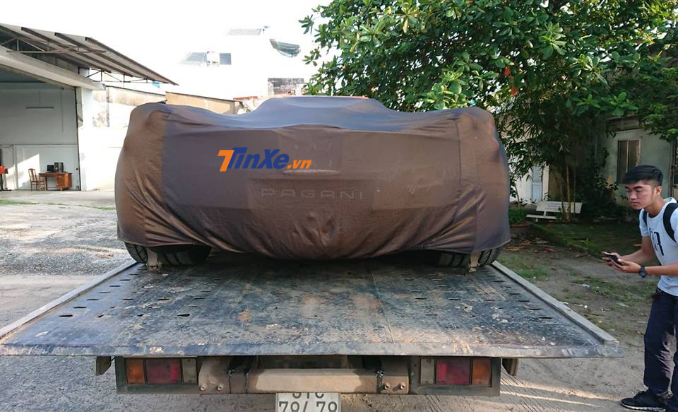 Pagani Huayra của Minh Nhựa vẫn nằm trên xe chuyên dụng khi có mặt tại 282 Nơ Trang Long