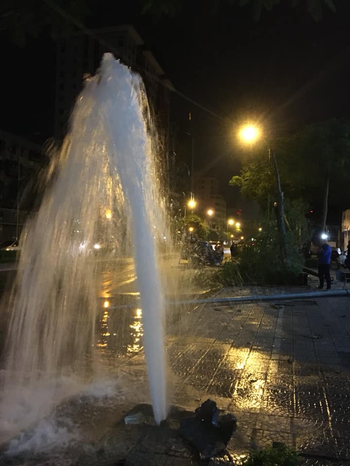 Cột nước phun lên từ trụ nước cứu hỏa Cột nước phun lên từ trụ nước cứu hỏa