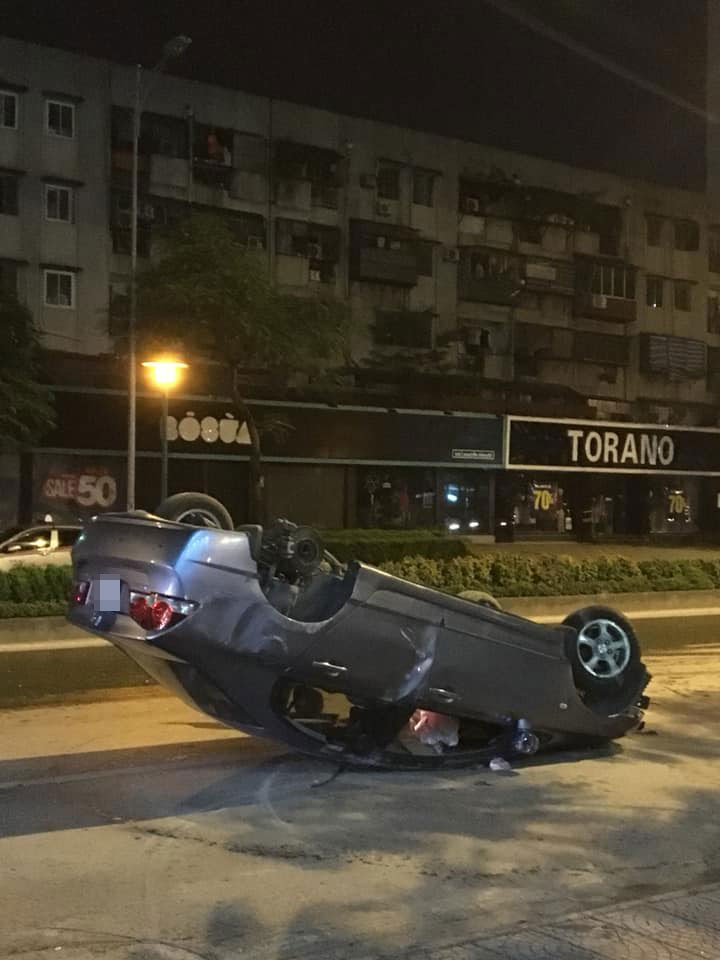 Túi khí bên trong chiếc Honda Civic bung ra Túi khí bên trong chiếc Honda Civic bung ra