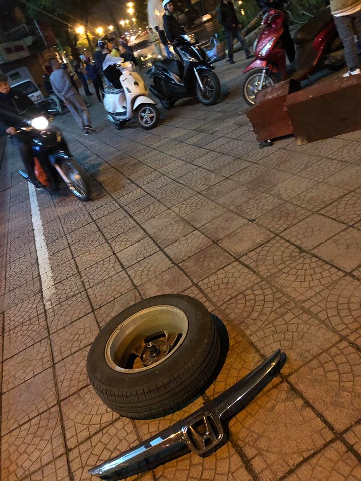 Bánh sau bên trái và logo trên đầu xe Honda Civic nằm trên vỉa hè Bánh sau bên trái và logo trên đầu xe Honda Civic nằm trên vỉa hè