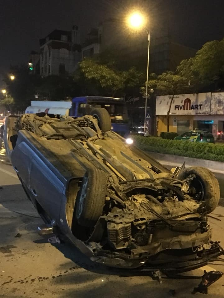 Chiếc Honda Civic lật ngửa giữa đường Chiếc Honda Civic lật ngửa giữa đường