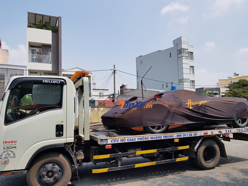 chiếc xe chuyên dụng chở Pagani Huayra đã trùm bạt rời khòi 282 Nơ Trang Long về nhà riêng của Minh Nhựa mà không có chiếc biển số nào được đăng ký