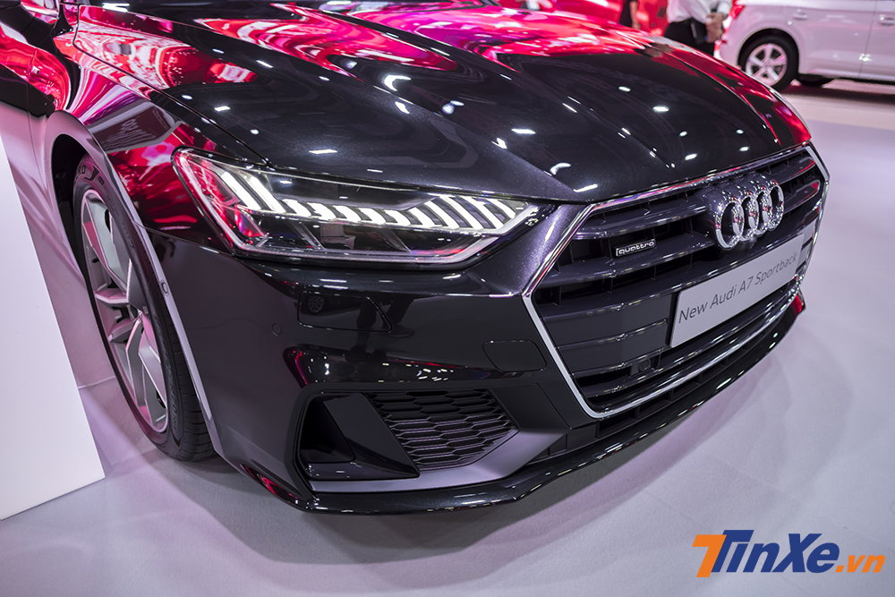 Audi A7 Sportback mới vẫn mang đậm chất thể thao và có thêm phần cơ bắp nhờ vào những phần gân dập nổi và đường cong ở phần nắp ca-po xe khiến chiếc xe trông mạnh mẽ hơn rất nhiều. Thêm vào đó còn là lưới tản nhiệt cỡ lớn được thiết kế rộng và kéo dài tới gần hết đầu xe khiến chiếc xe này tạo ấn tượ Audi A7 Sportback mới vẫn mang đậm chất thể thao và có thêm phần cơ bắp nhờ vào những phần gân dập nổi và đường cong ở phần nắp ca-po xe khiến chiếc xe trông mạnh mẽ hơn rất nhiều. Thêm vào đó còn là lưới tản nhiệt cỡ lớn được thiết kế rộng và kéo dài tới gần hết đầu xe khiến chiếc xe này tạo ấn tượ