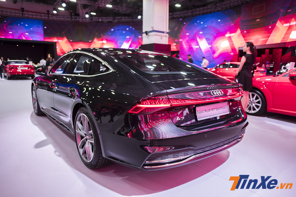 Phần đuôi xe được vuốt dần xuống phía sau tạo cảm giác Audi A7 Sportback giống như một chiếc xe coupe thể thao hơn là một chiếc sedan. Phần đuôi xe được vuốt dần xuống phía sau tạo cảm giác Audi A7 Sportback giống như một chiếc xe coupe thể thao hơn là một chiếc sedan.