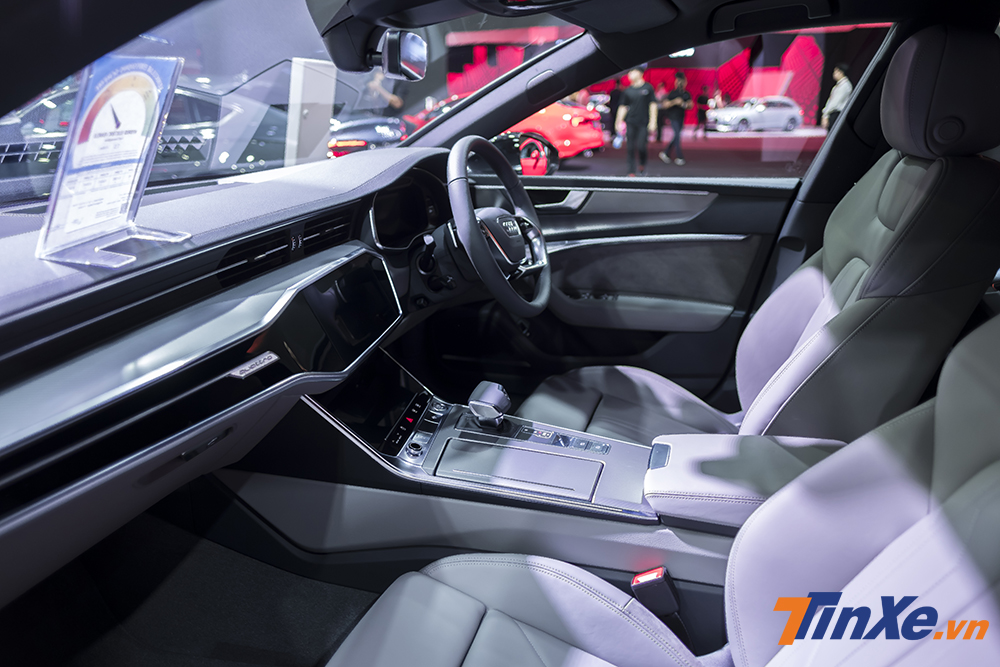 Bên trong không gian nội thất của Audi A7 Sportback 2018 thực sự là một sự đột phá mang thiết của tương lai khi chỉ sử dụng màn hình cảm ứng để thực hiện các tác vụ điều khiển của xe. Thêm vào đó là không gian trang trọng, hiện đại với nội thất bọc da cùng những điểm nhấn ốp nhôm xước, carbon và nhữ Bên trong không gian nội thất của Audi A7 Sportback 2018 thực sự là một sự đột phá mang thiết của tương lai khi chỉ sử dụng màn hình cảm ứng để thực hiện các tác vụ điều khiển của xe. Thêm vào đó là không gian trang trọng, hiện đại với nội thất bọc da cùng những điểm nhấn ốp nhôm xước, carbon và nhữ