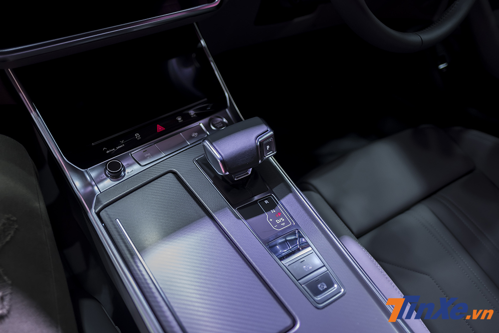 Bệ điều khiển trung tâm được tối giản hết mức có thể và có thể nhận ra cần số điện tử, phanh tay điện tử và chế độ Auto Hold trên Audi A7 Sportback. Bệ điều khiển trung tâm được tối giản hết mức có thể và có thể nhận ra cần số điện tử, phanh tay điện tử và chế độ Auto Hold trên Audi A7 Sportback.