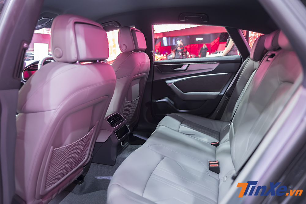 Hàng ghế thứ 2 rộng rãi và thoải mái trên Audi A7 Sportback. Thêm vào đó cũng là cửa gió điều hoà cùng màn hình cảm ứng để điều khiển. Hàng ghế thứ 2 rộng rãi và thoải mái trên Audi A7 Sportback. Thêm vào đó cũng là cửa gió điều hoà cùng màn hình cảm ứng để điều khiển.