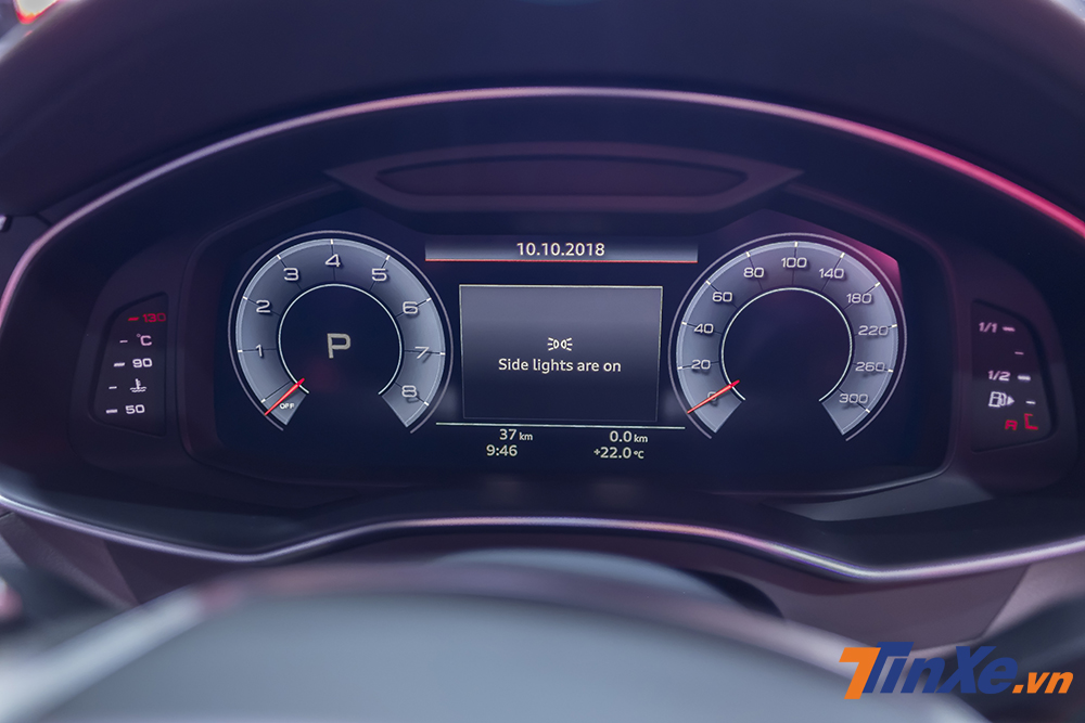 Phía sau vô-lăng là một màn hình điện tử hiển thị đa thông tin thay thế hoàn toàn cho đồng hồ cơ truyền thống. Phía sau vô-lăng là một màn hình điện tử hiển thị đa thông tin thay thế hoàn toàn cho đồng hồ cơ truyền thống.