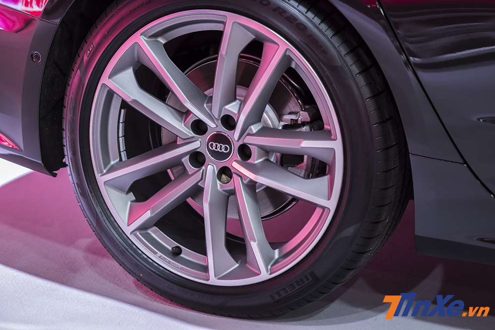 Audi A7 Sportback trưng bày tại Audi Brand Experience 2018 cũng sở hữu vành họp kim 5 chấu kép kích thước 20. Audi A7 Sportback trưng bày tại Audi Brand Experience 2018 cũng sở hữu vành họp kim 5 chấu kép kích thước 20.
