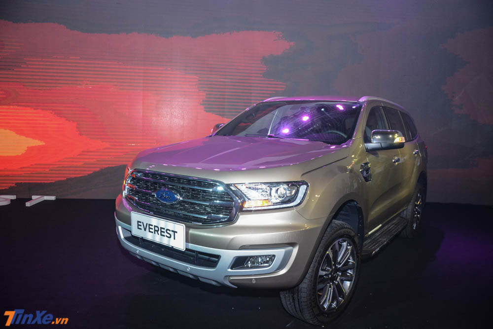 Bật cao như Ronaldo, Ford Everest mới tháng đầu bán tới 541 xe