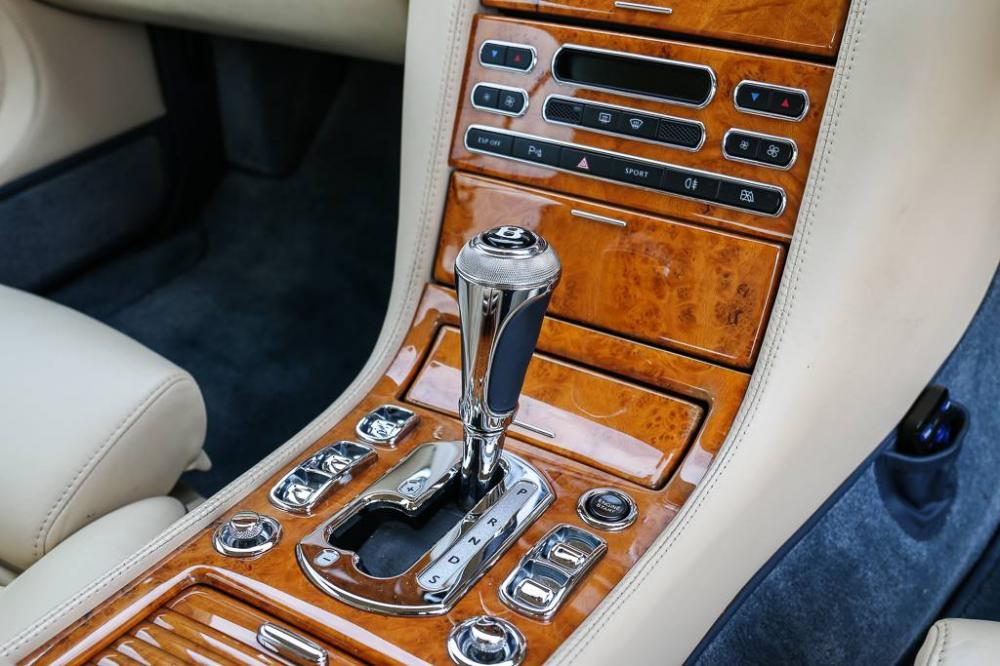 Hệ thống cần số và nút điều khiển bắt mắt của Bentley Brooklands 2008