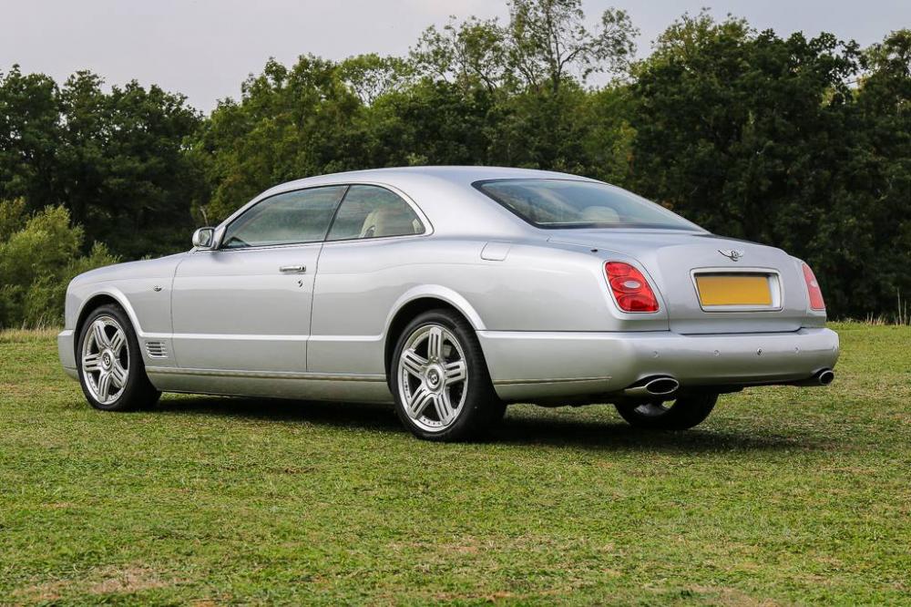 Góc nhìn từ phía sau của Bentley Brooklands 2008