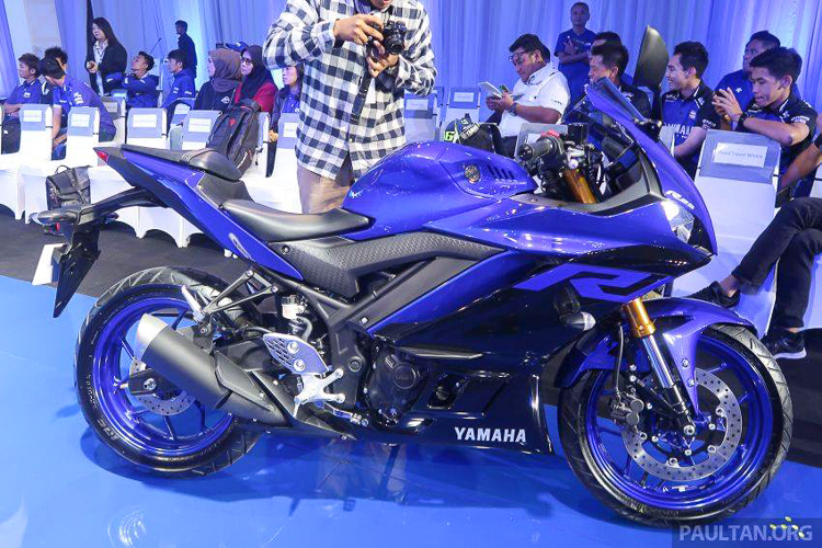Yamaha R3 và R25 mới có ngoại hình khá ấn tượng với những nét cắt xẻ quen thuộc trên những Sport bike hạng nặng của Yamaha. Yamaha R3 và R25 mới có ngoại hình khá ấn tượng với những nét cắt xẻ quen thuộc trên những Sport bike hạng nặng của Yamaha.