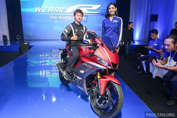 Ngoài phiên bản màu xanh GP, Yamaha R25 và R3 2019 còn được giới thiệu cùng tông màu đỏ xám khá đặc trưng Ngoài phiên bản màu xanh GP, Yamaha R25 và R3 2019 còn được giới thiệu cùng tông màu đỏ xám khá đặc trưng