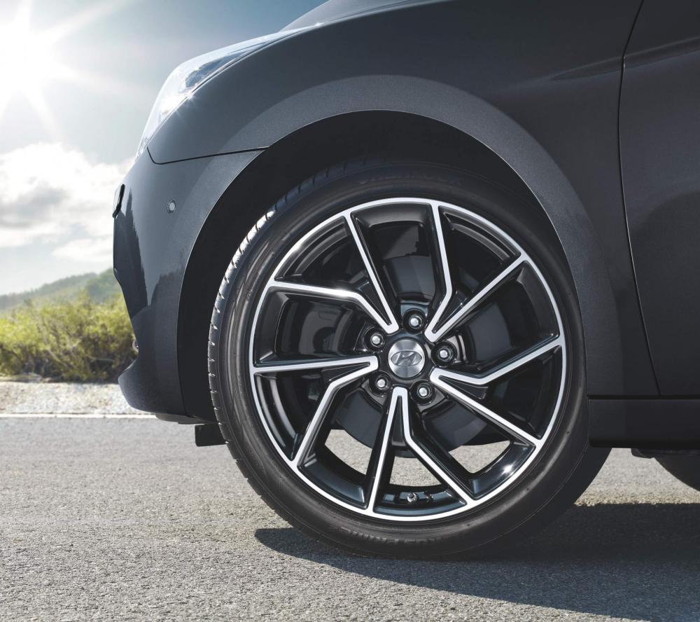 Cận cảnh bộ vành hợp kim 18 inch mới của Hyundai i40 2019