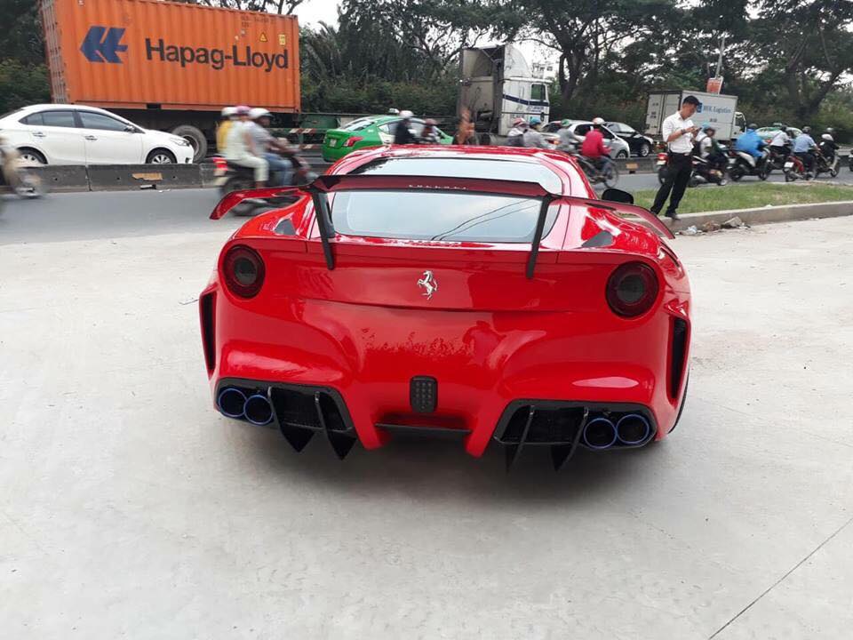 Đây là bản độ body kit thứ 2 của siêu xe Ferrari F12 Berlinetta của doanh nhân Vũng Tàu