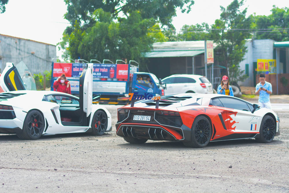 Hiện một ông chủ công ty nhập khẩu siêu xe tại Sài thành đang rất có hứng thú với Lamborghini Aventador LP750-4 SV của Minh Nhựa