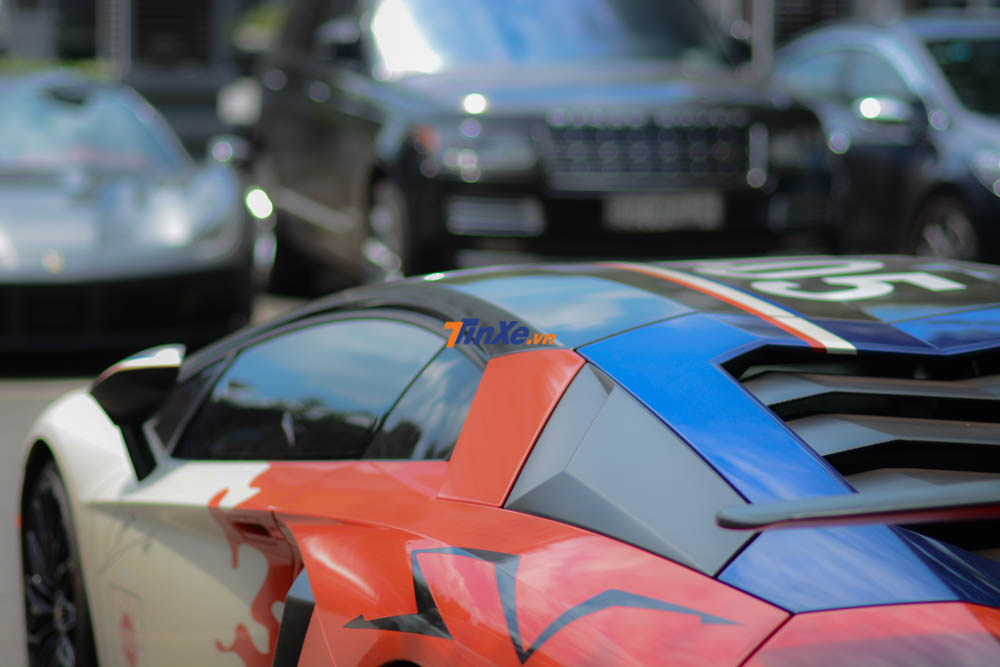 3 màu đỏ, trắng và xanh dương được phối với nhau khá hài hoà tạo nên bộ áo độc đáo cho Lamborghini Aventador LP750-4 SV