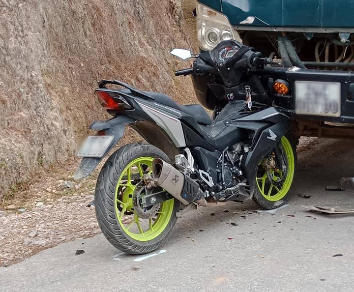 Chiếc Honda Winner 150 bị mắc vào xe tải sau cú đâm trực diện Chiếc Honda Winner 150 bị mắc vào xe tải sau cú đâm trực diện