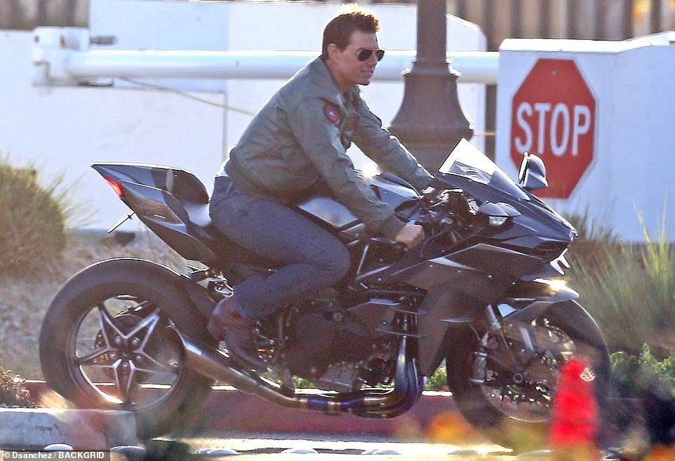 Chùm ảnh tài tử Tom Cruise "cưỡi" siêu mô tô Kawasaki Ninja H2 trên phim trường Top Gun 2 khiến