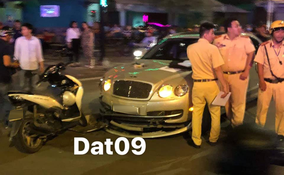 Hiện trường vụ tai nạn của chiếc Bentley Continental Flying Spur và xe tay ga Honda Air Blade