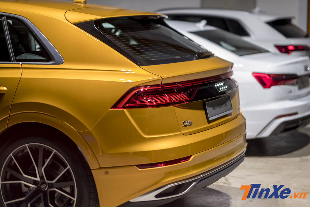 Chưa dừng ở đó, đuôi xe Audi Q8 còn khá chau chuốt với đuôi gió nhỏ và ốp ống xả kép mạ crome sáng bóng. Chưa dừng ở đó, đuôi xe Audi Q8 còn khá chau chuốt với đuôi gió nhỏ và ốp ống xả kép mạ crome sáng bóng.