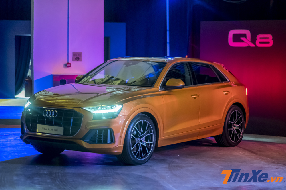 Về mặt kích thước, Audi Q8 sở hữu các số đo DxRxC tương ứng là 4.986 x 1.704 x 1994mm. Chiều dài cơ sở của xe cũng đạt mức 2.994mm. Nếu so sánh với BMW X6 thì Audi Q8 dài hơn, cao hơn, trục cơ sở dài hơn nhưng lại hẹp bề ngang hơn. Về mặt kích thước, Audi Q8 sở hữu các số đo DxRxC tương ứng là 4.986 x 1.704 x 1994mm. Chiều dài cơ sở của xe cũng đạt mức 2.994mm. Nếu so sánh với BMW X6 thì Audi Q8 dài hơn, cao hơn, trục cơ sở dài hơn nhưng lại hẹp bề ngang hơn.